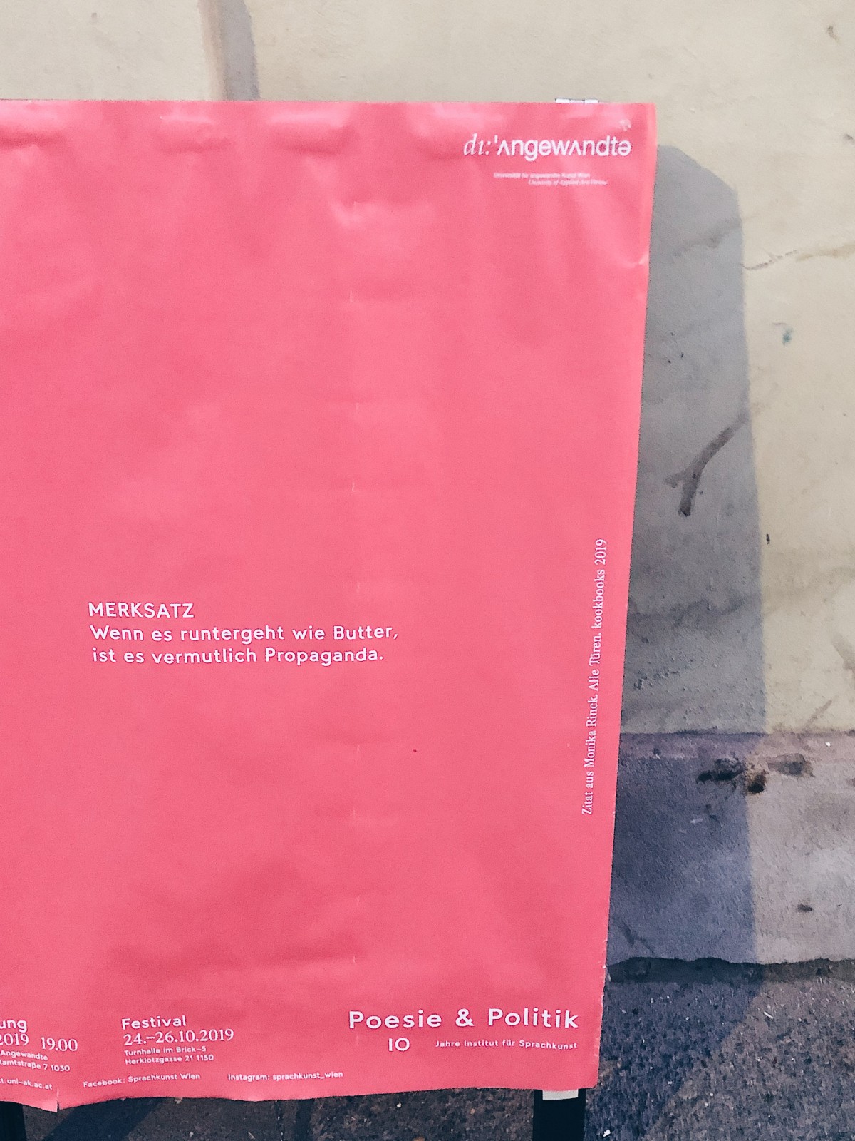 Ein pinkes Plakat. Darauf steht: Merksatz. Wenn es runter geht wie Butter ist es wahrscheinlich Propaganda.
