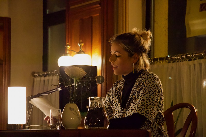 Anna Maschik liest bei einer Jahrgangslesung.